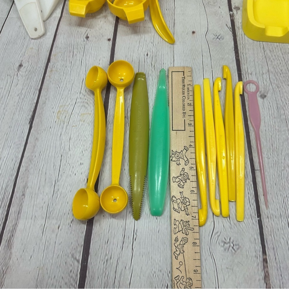 Tupperware kitchen gadget replacements willing to custom bundle many vintage - Picture 4 of 6